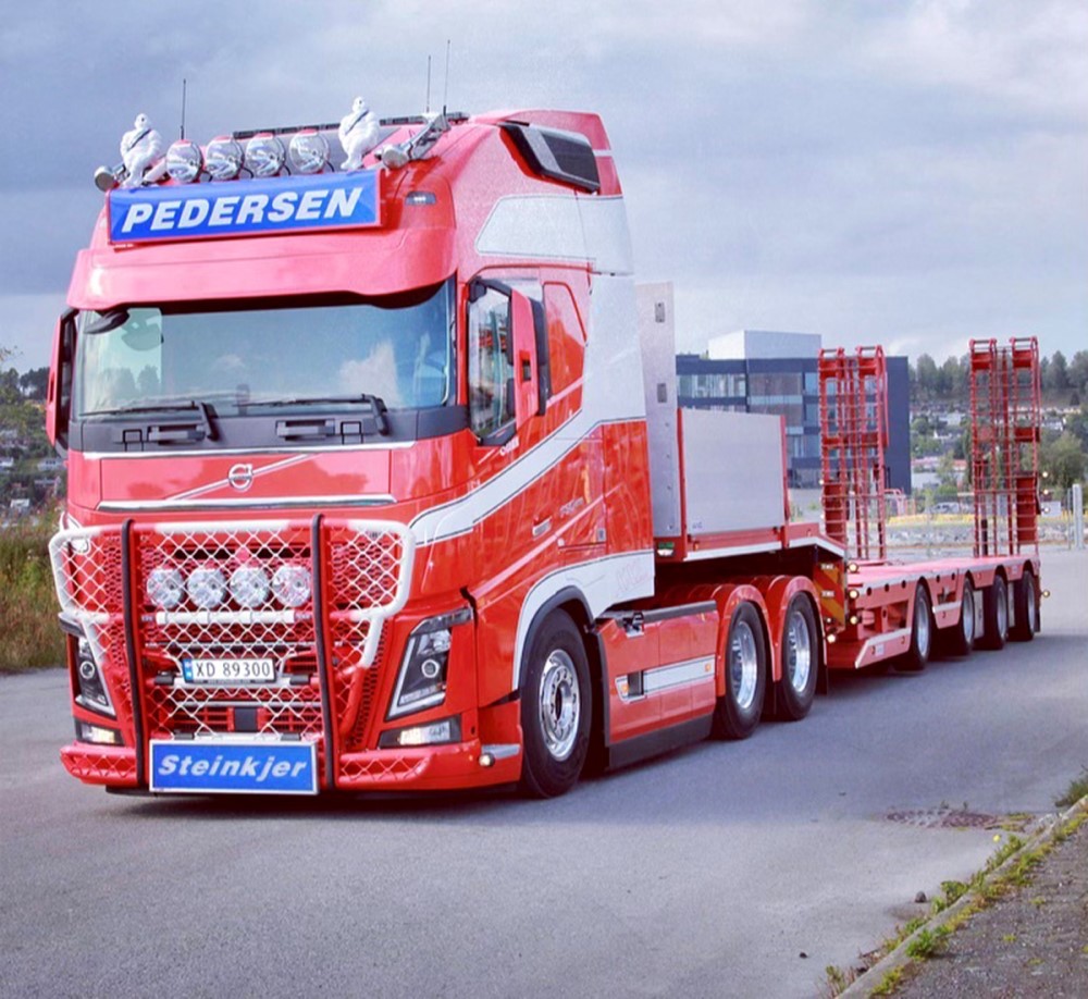 Volvo FH4 Globetrotter XXL 6x4 semi-lowloader 4axle + ramps