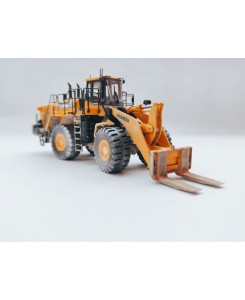 WM035 - Komatsu WA600-8 pala gommata con forche per blocchi di marmo - effetto sporcatura /1:50 Universal Hobbies