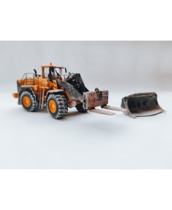 WM036 - Volvo L350F wheel loader with Lameter marble-block handler - weathered series /1:50 Motorart