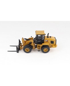 DM85779 - CAT 930 compact wheel loader with accessory /1:50 Diecast Masters