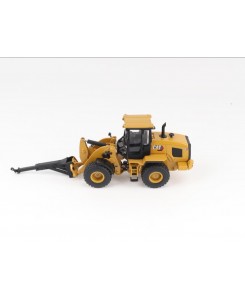 DM85779 - CAT 930 compact wheel loader with accessory /1:50 Diecast Masters